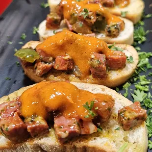 Tostadas con UQeso y Chorizo