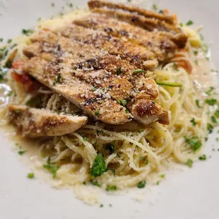 a plate of pasta with chicken