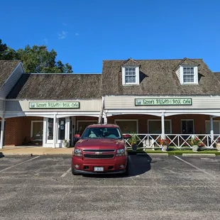 This is an overall storefront view of the restaurant.  Photo taken September 25, 2022.