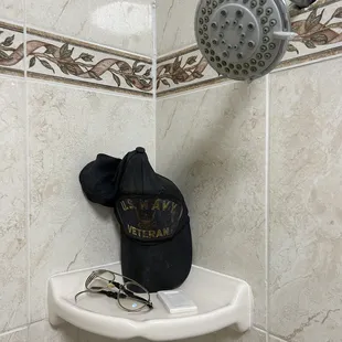 Interior: great shelf in the shower holds soap/glasses/shampoo--and my cap!