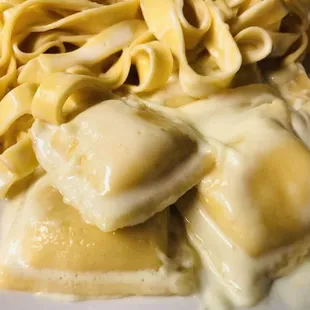 Ravioli frescos rellenos de queso fontina. Súper deliciosos