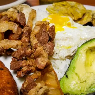 You can't see it, but under the "tostones" is 8oz of perfectly grilled skirt steak.