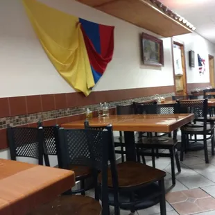 Aquí una toma de las mesas y el restaurante.