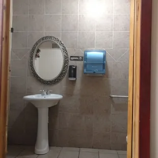 Muy limpio y amplio el baño.  restroom very clean and big.