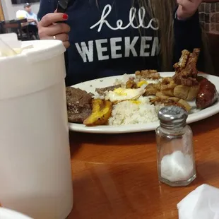 Aquí la famosa bandeja paisa de Colombia. Muy deliciosa.