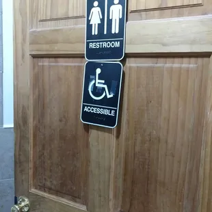 Accessible restroom. Un baño accesible para personas en silla de ruedas.