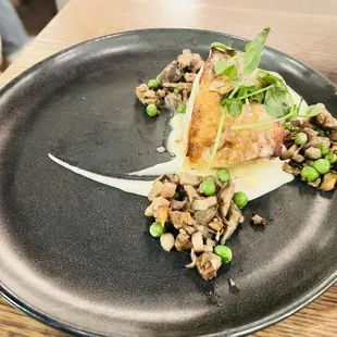 Halibut with mushrooms and cream sauce