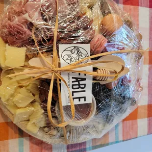 Medium board: huge amount of food in a small space!