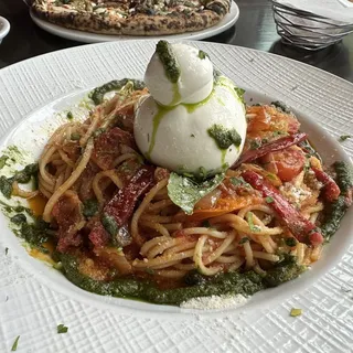 Spaghetti Amatriciana con Burrata