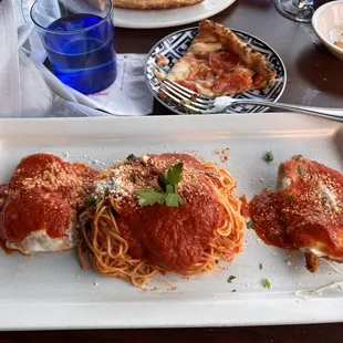 a plate of spaghetti and meatballs
