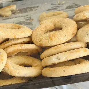 a tray of bagels