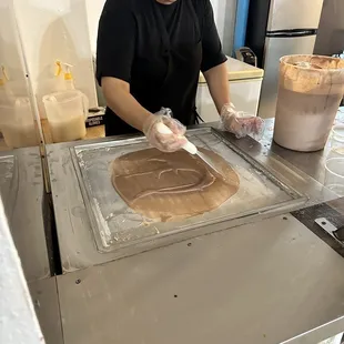 Making the rolled ice cream