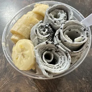 Sesame ice cream with bananas and honey