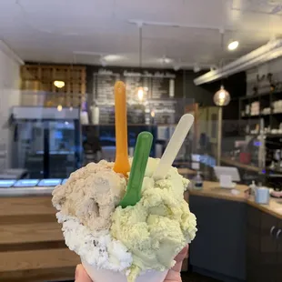 Medium Size (3 scoops) - Stracciatella(white), Piamante Hazelnut(brown), Sicilian Pistachio(green)