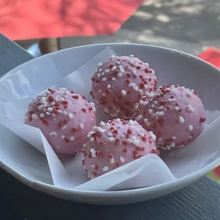 Cake Pops, Strawberry outside with vanilla inside