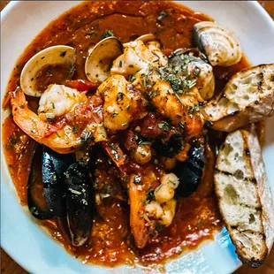 FISHERMAN'S WHARF CIOPPINO
bay scallops, clams, mussels, shrimp, rock cod, cioppino, broth, crusty bread