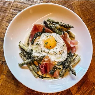 PROSCIUTTO &amp; POLENTA BOWL
sunny side up egg, proscuitto, grilled asparagus, parmesan polenta, pesto drizzle, micro basil