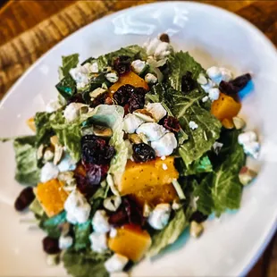 BABY ROMAINE &amp; KALE SALAD
roasted butternut squash, dried cranberry, goat cheese crumble, toasted pistachio, maple dressing