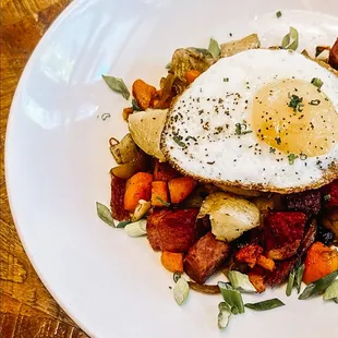 CORNED BEEF HASH
yukon potato, caramelized onion, roasted carrot, sunny side-up egg, scallion