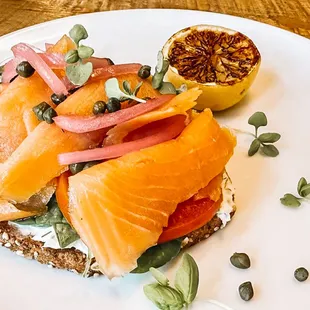 SMOKED SALMON TOAST
herb cream cheese, pickled onion, capers, tomato, organic spinach, multigrain bread, charred lemon, micro basil
