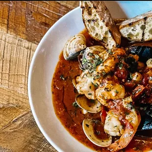 FISHERMAN'S WHARF CIOPPINO
bay scallops, clams, mussels, shrimp, rock cod, cioppino, broth, crusty bread