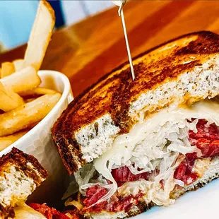THE RUEBEN
house-made prime corned beef brisket, fairchild's special spread, sauerkraut, swiss cheese, thick cut marbled swirl rye.