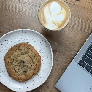 Oat milk cappucino and cookie