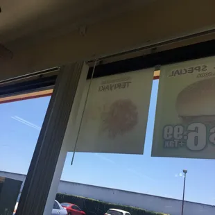 a view of the outside of a fast food restaurant