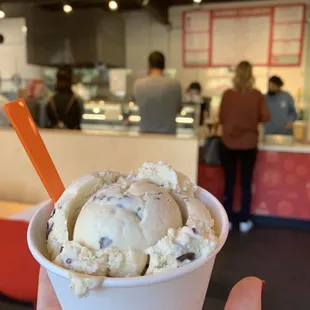 small half peanut butter flake and on bottom half peach granola (PB flavor i liked more!)