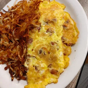 Omolette with bacon and cheddar cheese with side of crispy Hashbrowns