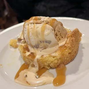 Butter cake is ridiculous..:warm center, cold ice cream, soft and a little crunch of deliciousness!