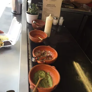 Salsas y picked onions