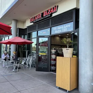 the outside of a restaurant