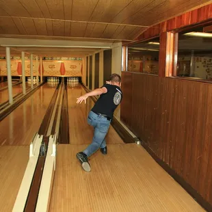 Bowling - Leagues and open bowling on the countries 5th oldest lanes