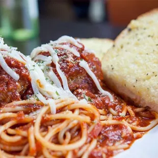 a plate of spaghetti and meatballs