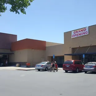 Store front, next to Big Lots.