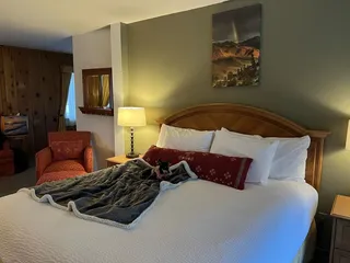 Piazza's Pine Cone Inn