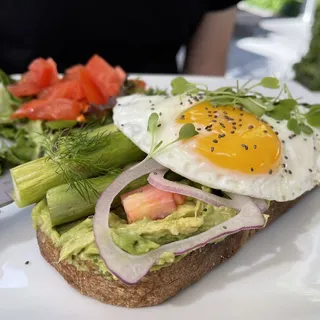 Avocado Toast (550 cal.)