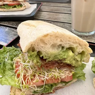 BLT (600 cal.)
