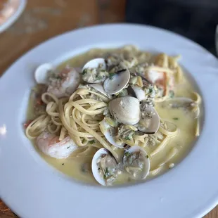 Linguini Vongole with added shrimp