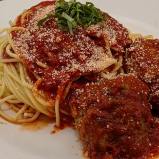 a plate of spaghetti and meatballs