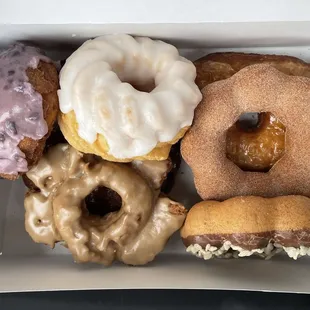 Blueberry cake, vanilla french crueller and caramel old fashion ($1.99 USD). Mochi, cronut and apple fritter ($2.99 USD)