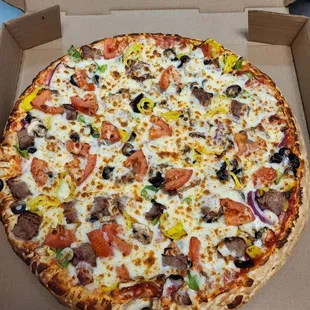 Steak pizza with veggies