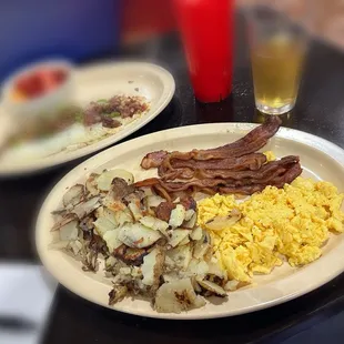 Scrambled eggs, home potatoes and bacon with a side of apple juice. Such a lovely breakfast and atmosphere.