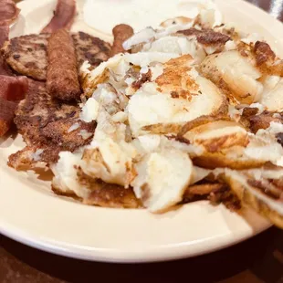a plate of breakfast food
