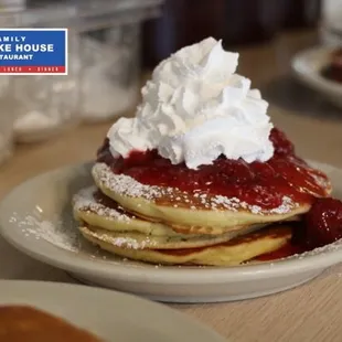 Straberreys  pancakes