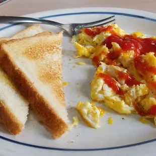 Toast &amp; scrambled eggs with cheese