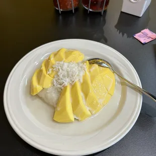 Mango sticky rice dessert