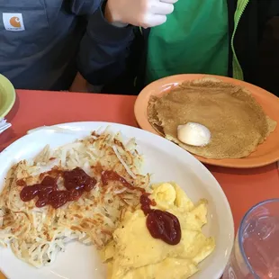 a plate of breakfast food