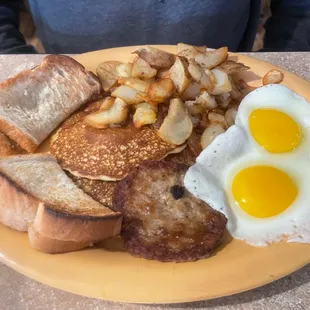 a plate of breakfast food